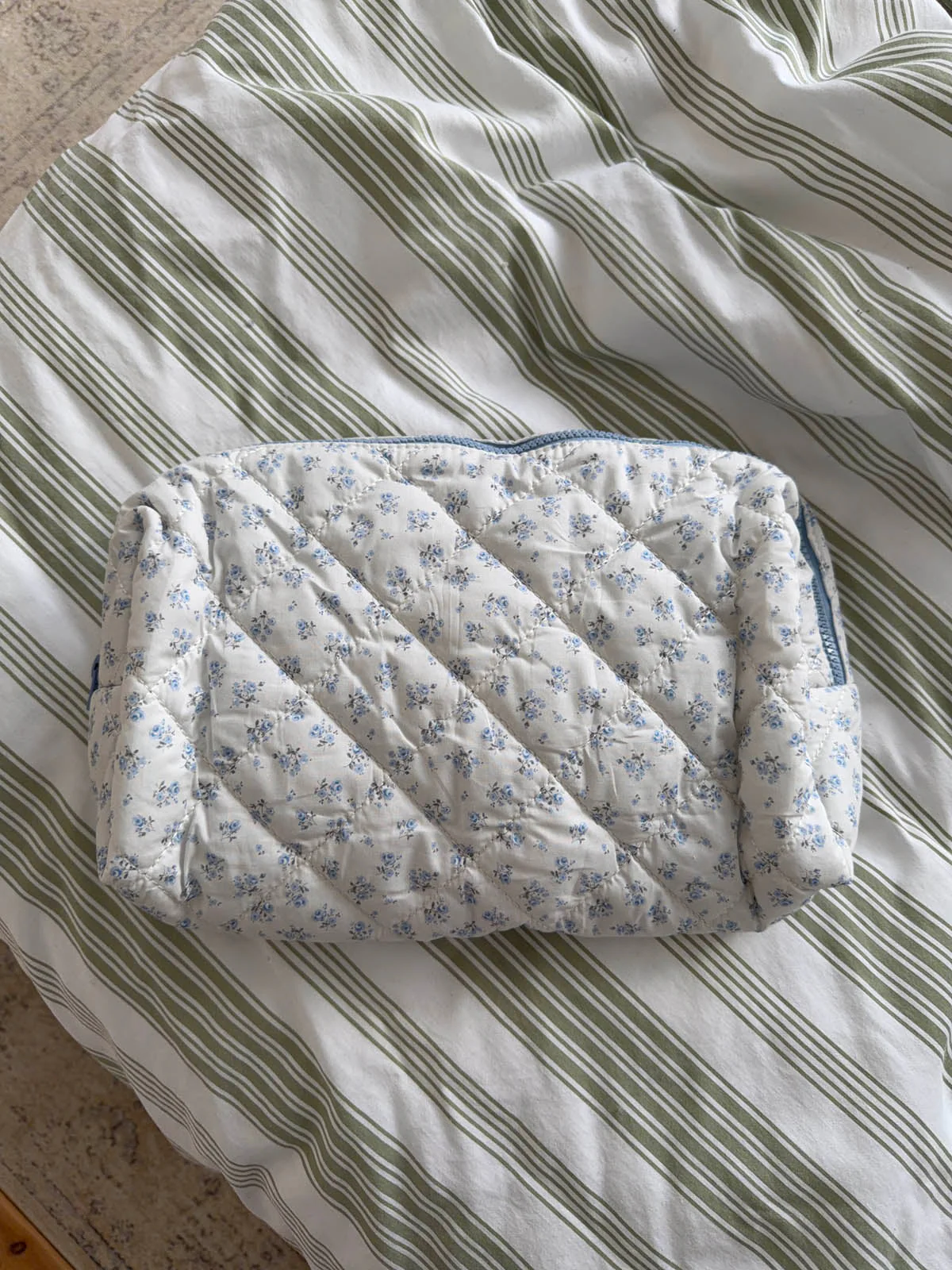 Honey large toiletry bag with flowers – White/blue
