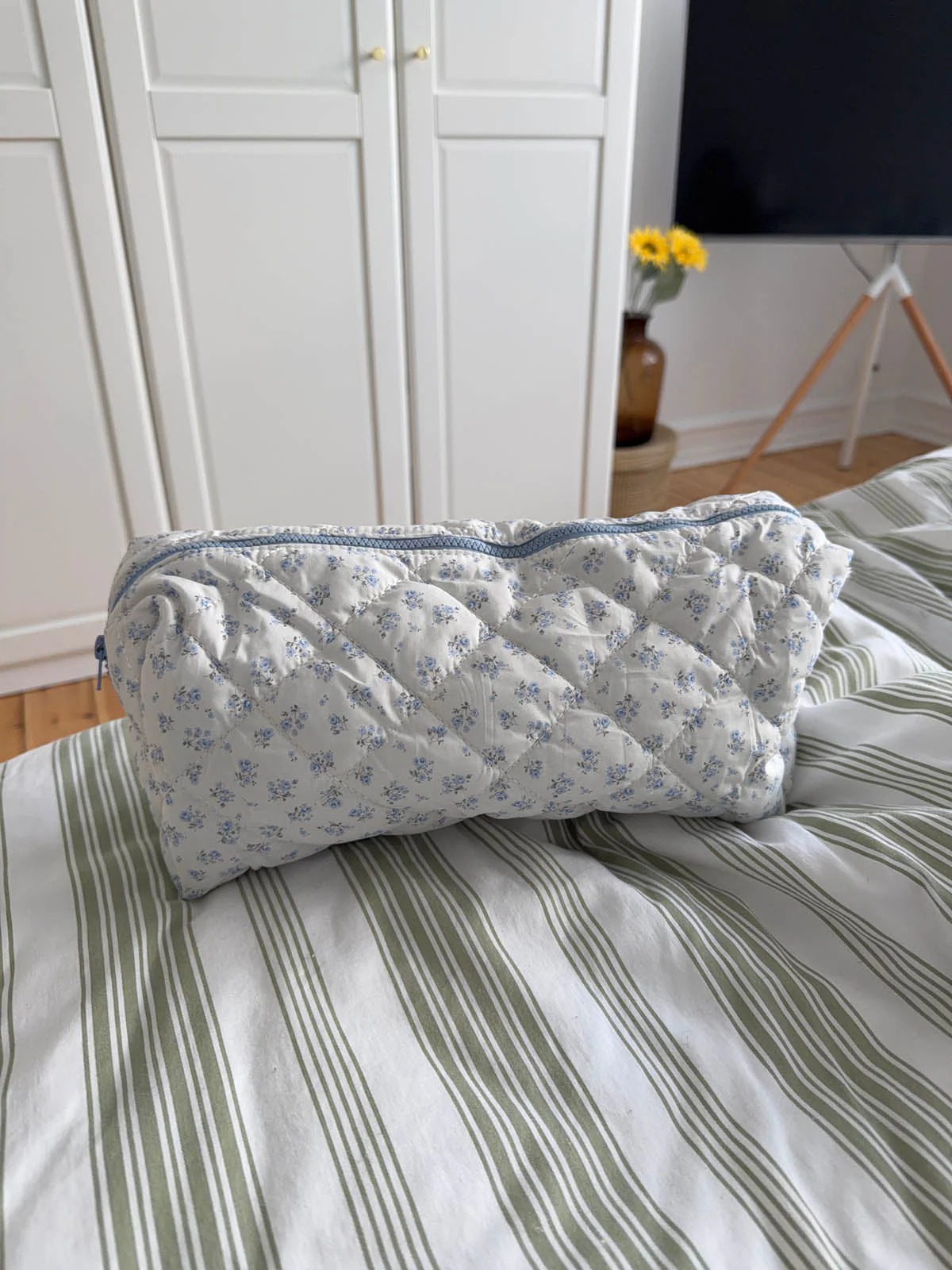Honey large toiletry bag with flowers – White/blue 3 Honey large toiletry bag with flowers – White/blue