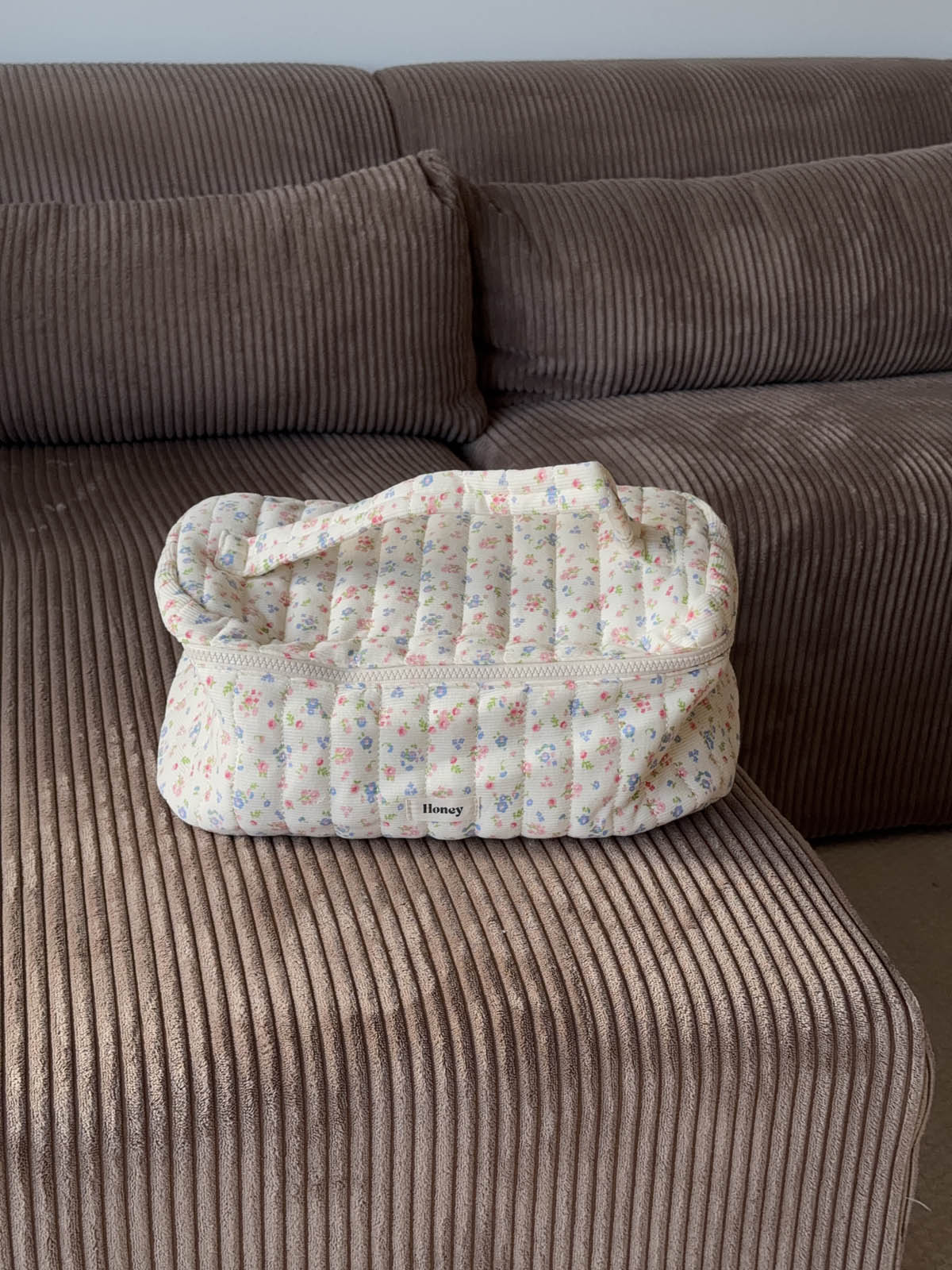 Honey large toiletry bag with handle – White with flowers