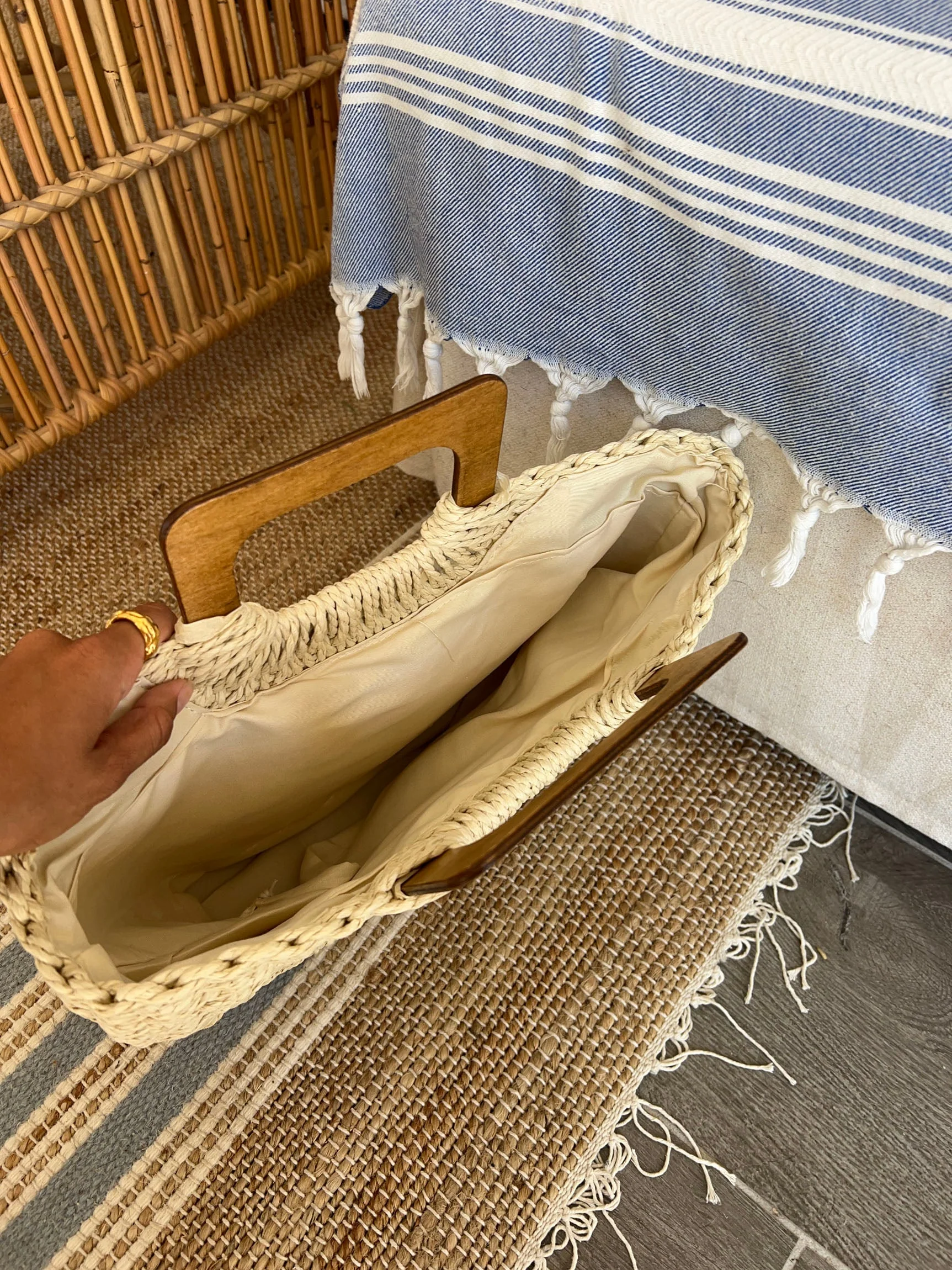 Mascali woven straw bag with wooden handle – Beige 3 Mascali woven straw bag with wooden handle – Beige
