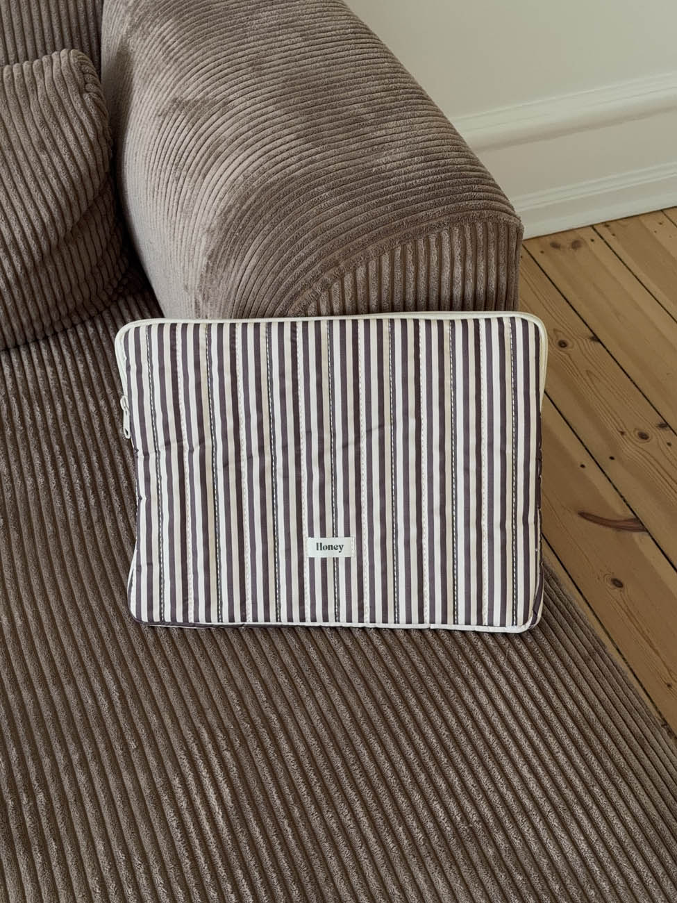 Honey computer sleeve with stripes - Beige/brown 3 Honey computer sleeve with stripes - Beige/brown