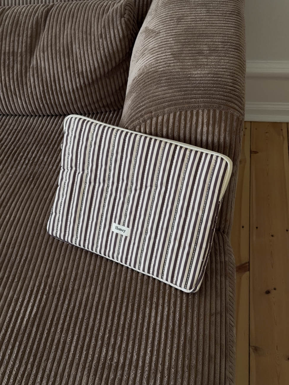 Honey computer sleeve with stripes - Beige/brown 8 Honey computer sleeve with stripes - Beige/brown