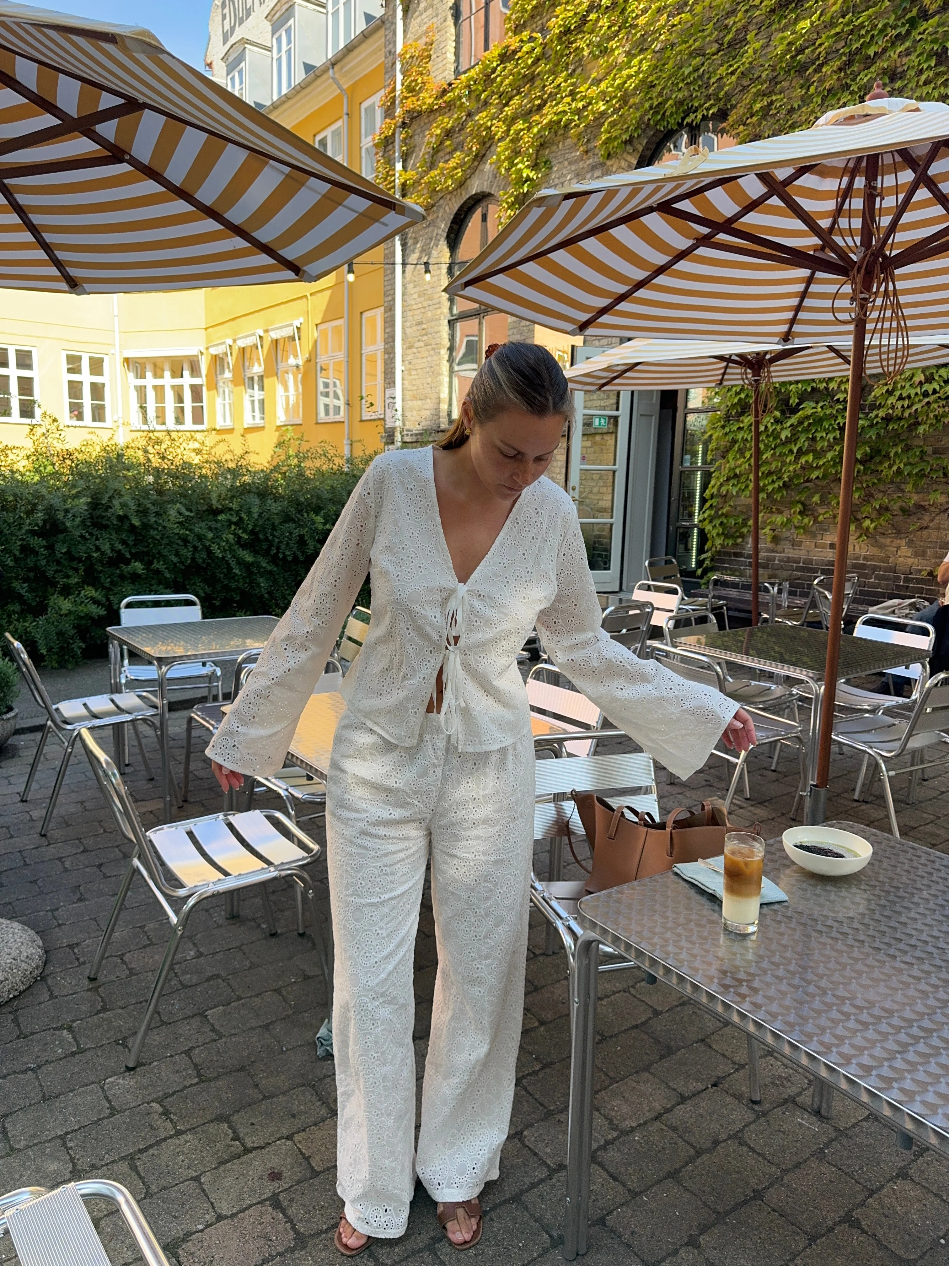 Mathilde Ravn pants with big embroidery - white