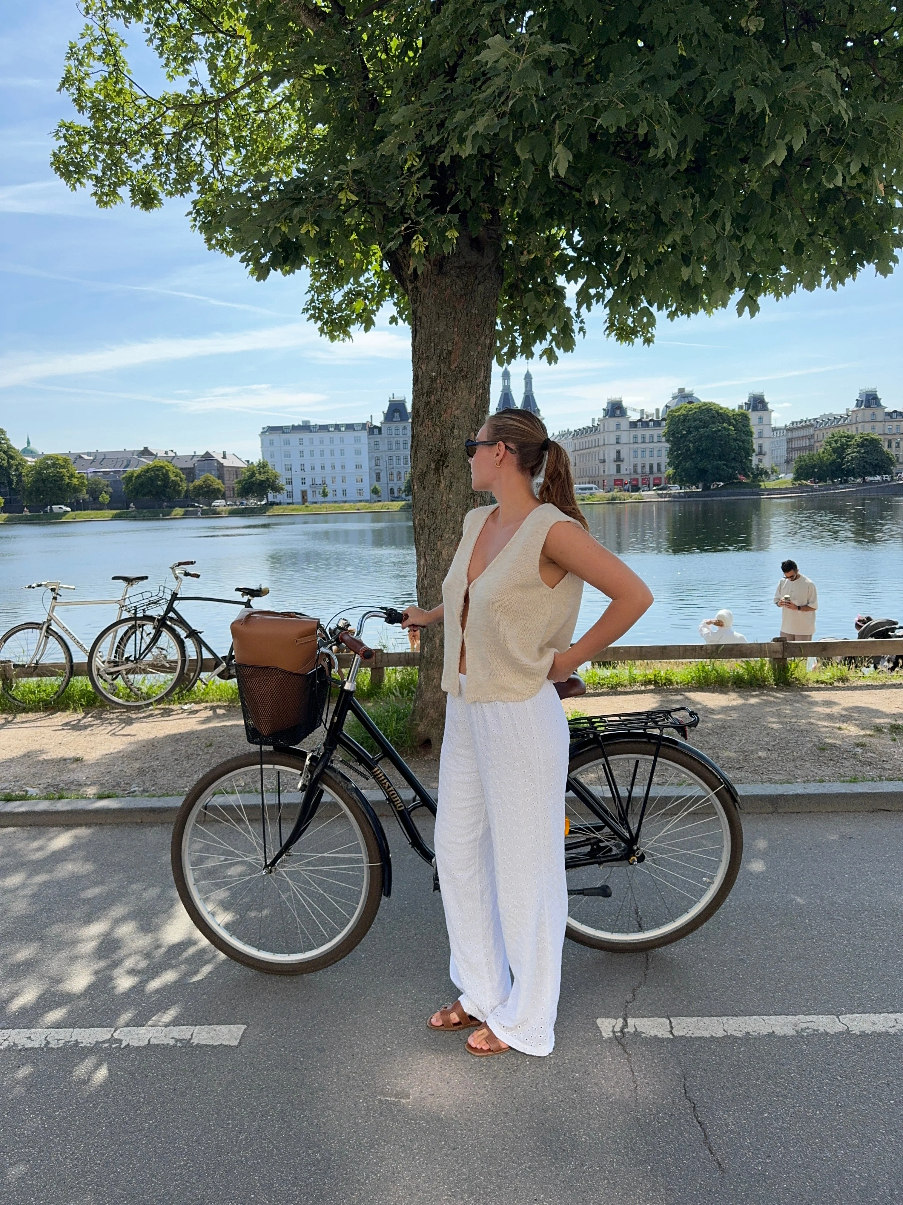 Mathilde Ravn pants with small embroidery - white